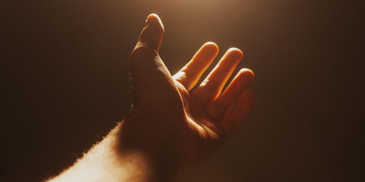 1857643-hand-4661763_1280