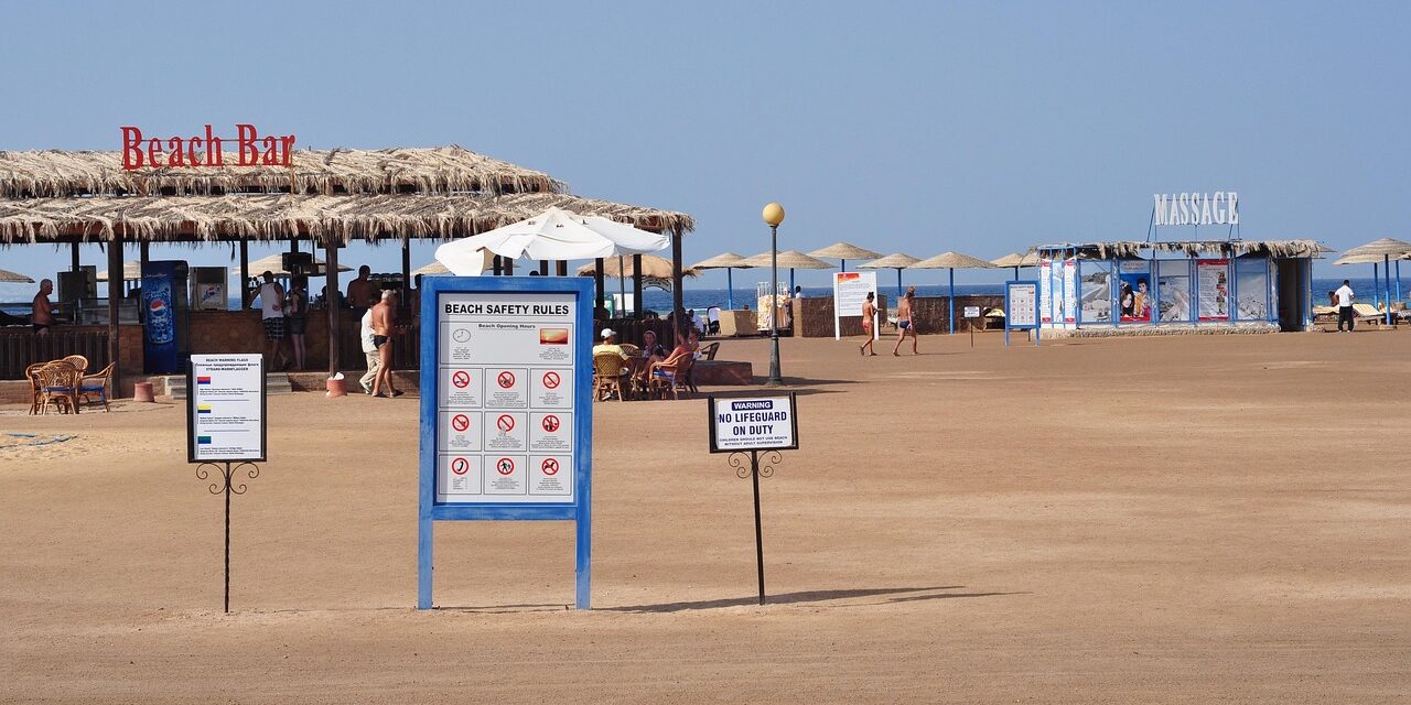 elena_camerawoman-beach-5316969_1280